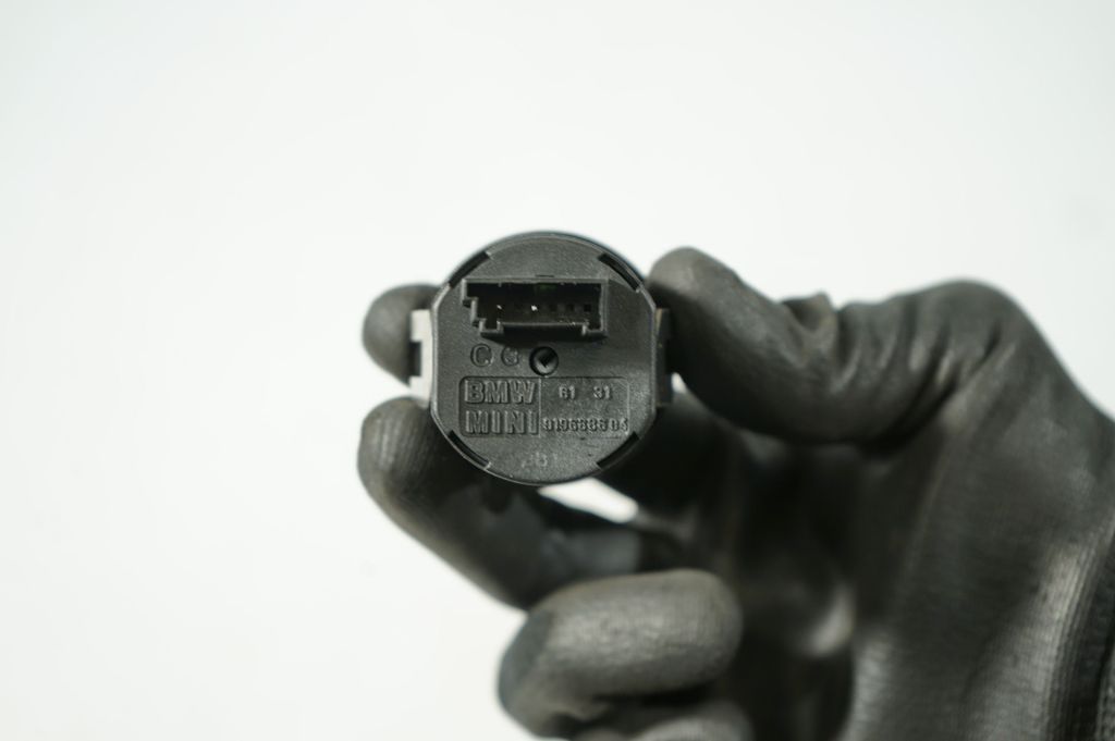 Passenger airbag on/off switch (8)