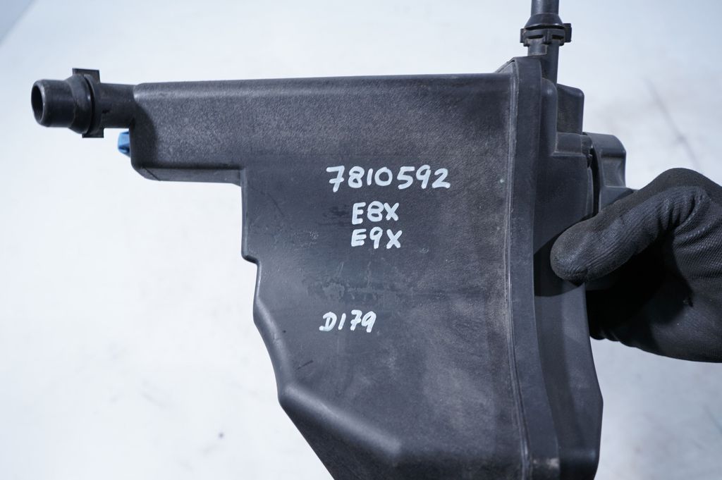 Coolant expansion tank/reservoir (7)