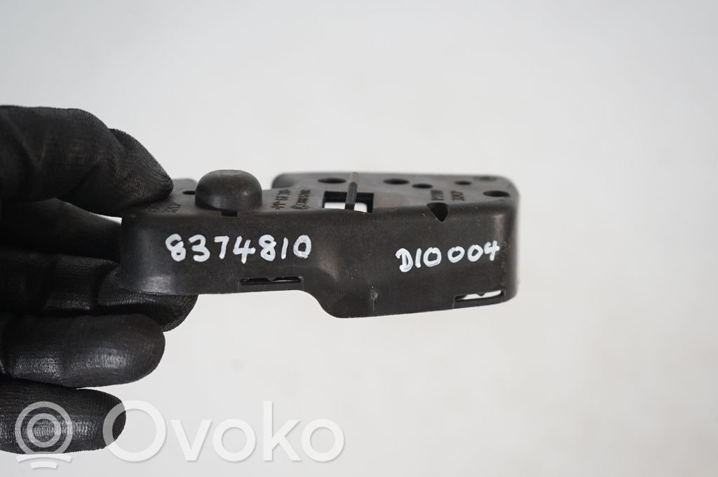 Tail light bulb cover holder (8)