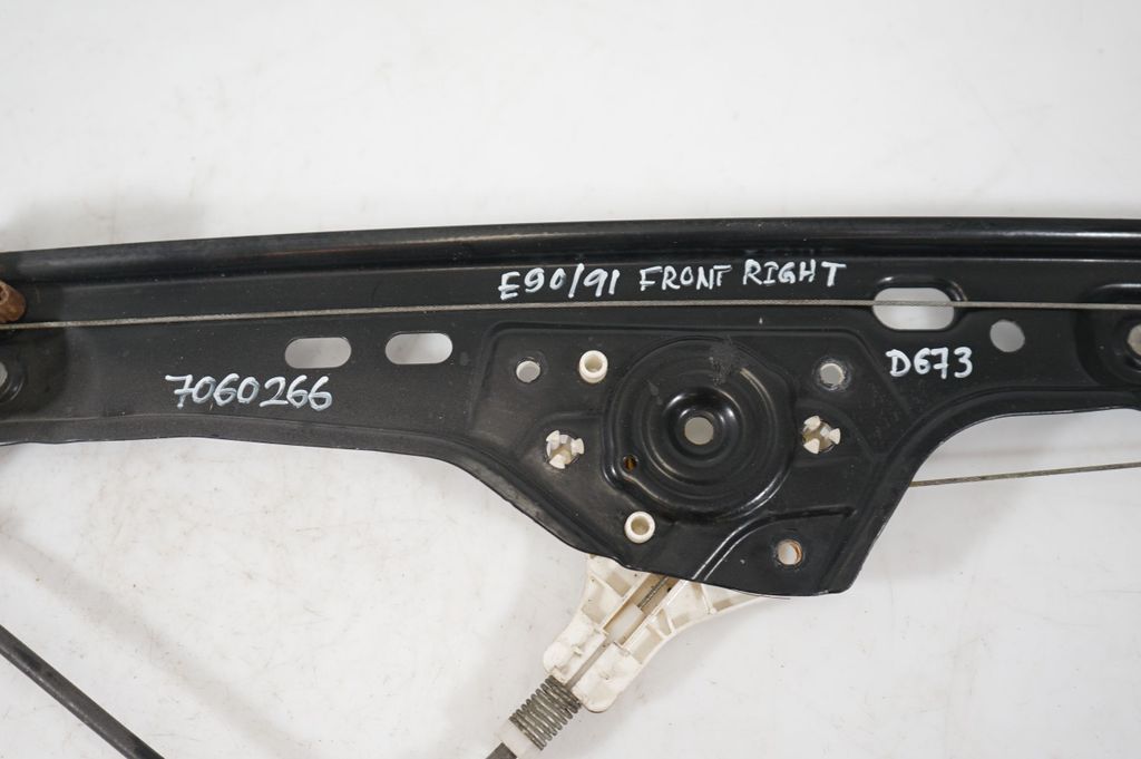 Front door window regulator with motor (9)