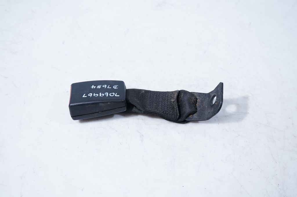Rear seatbelt buckle (3)