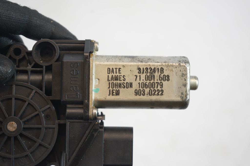 Rear door window regulator with motor (7)