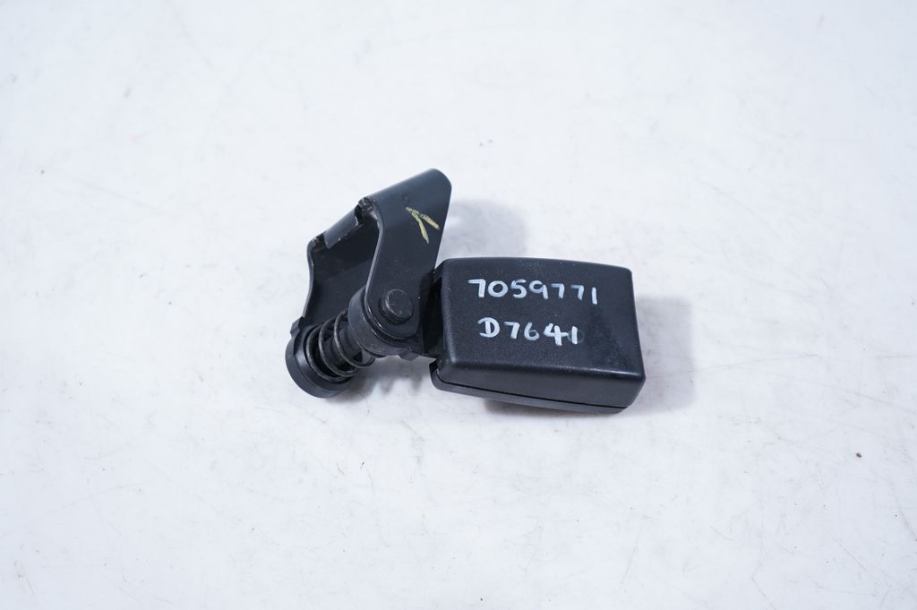 Rear seatbelt buckle (5)