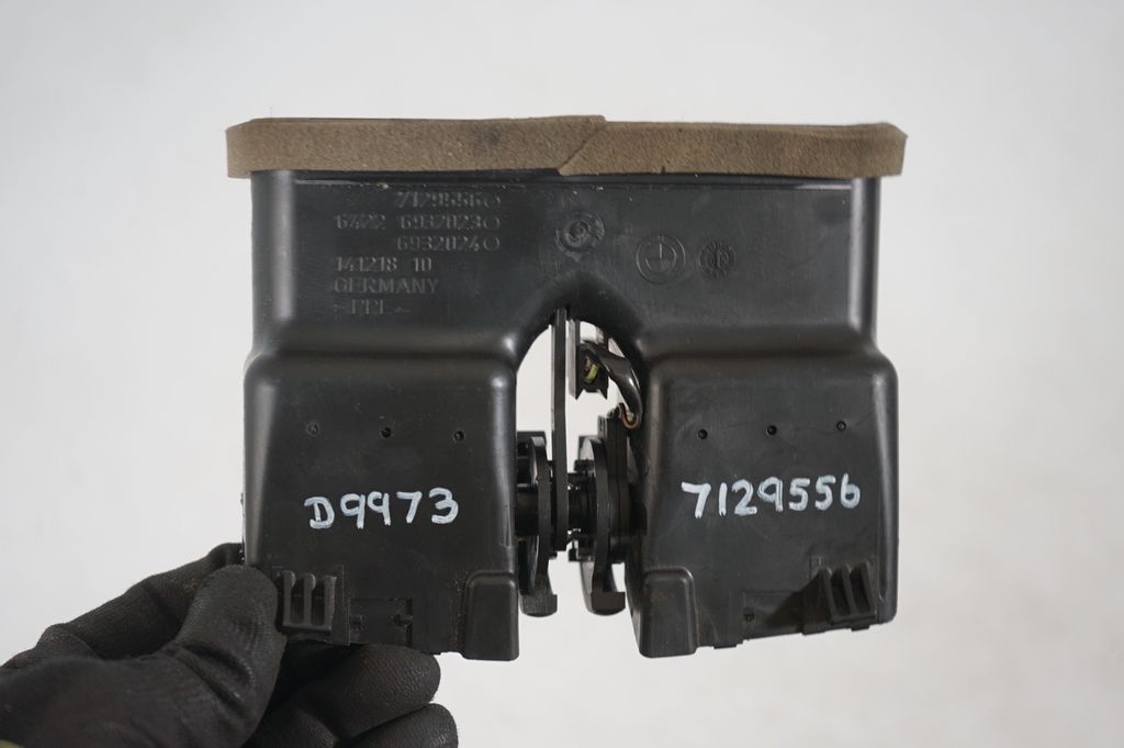 Rear air vent grill (8)