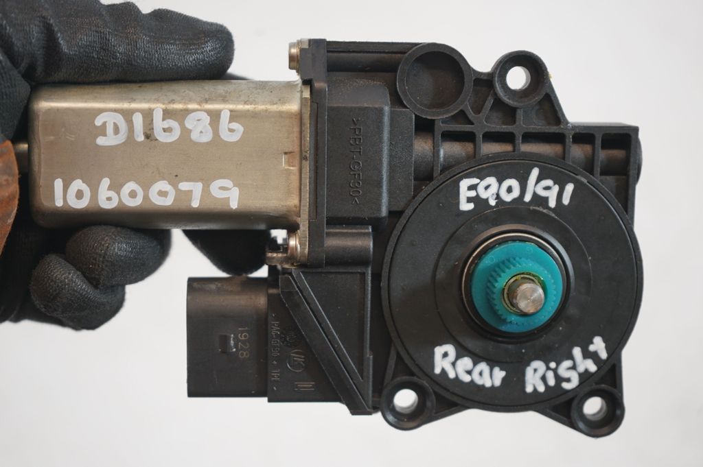 Rear door window regulator with motor (9)