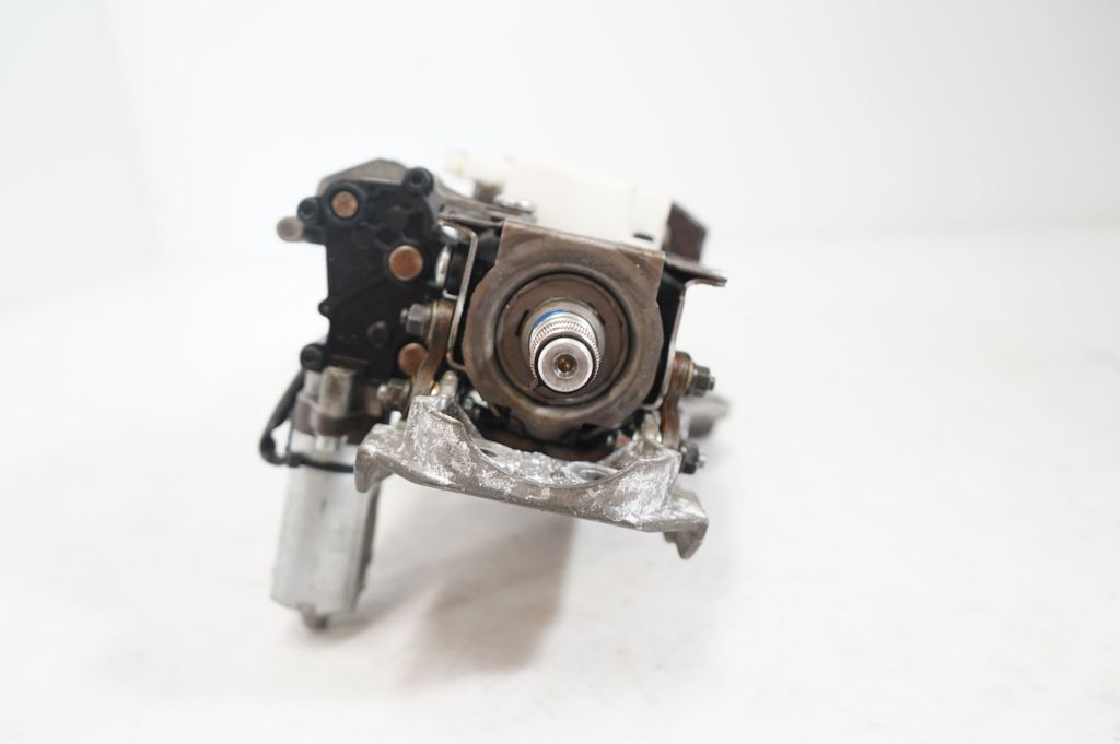 Steering wheel axle (8)