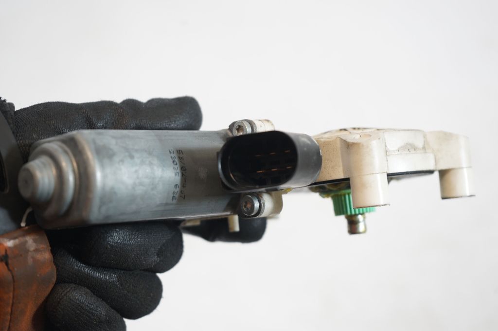 Front door window regulator motor (6)