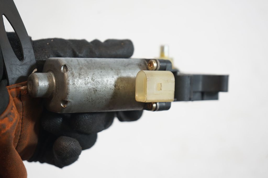 Front door window regulator motor (6)