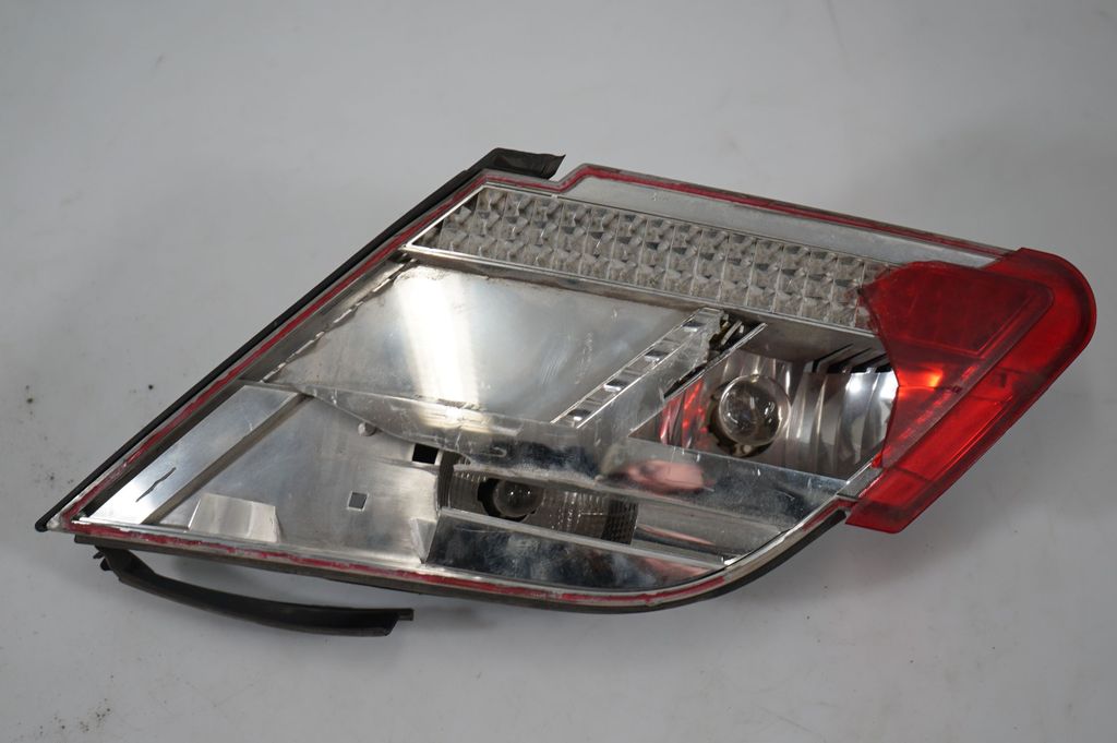 Tailgate rear/tail lights (6)
