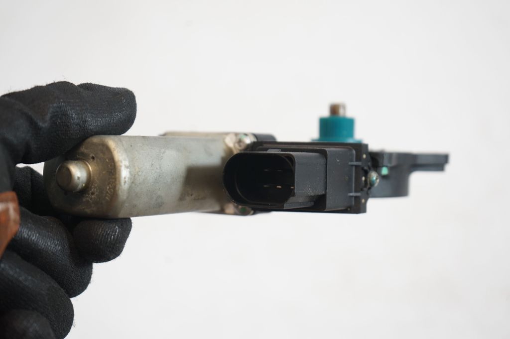 Rear door window regulator with motor (6)