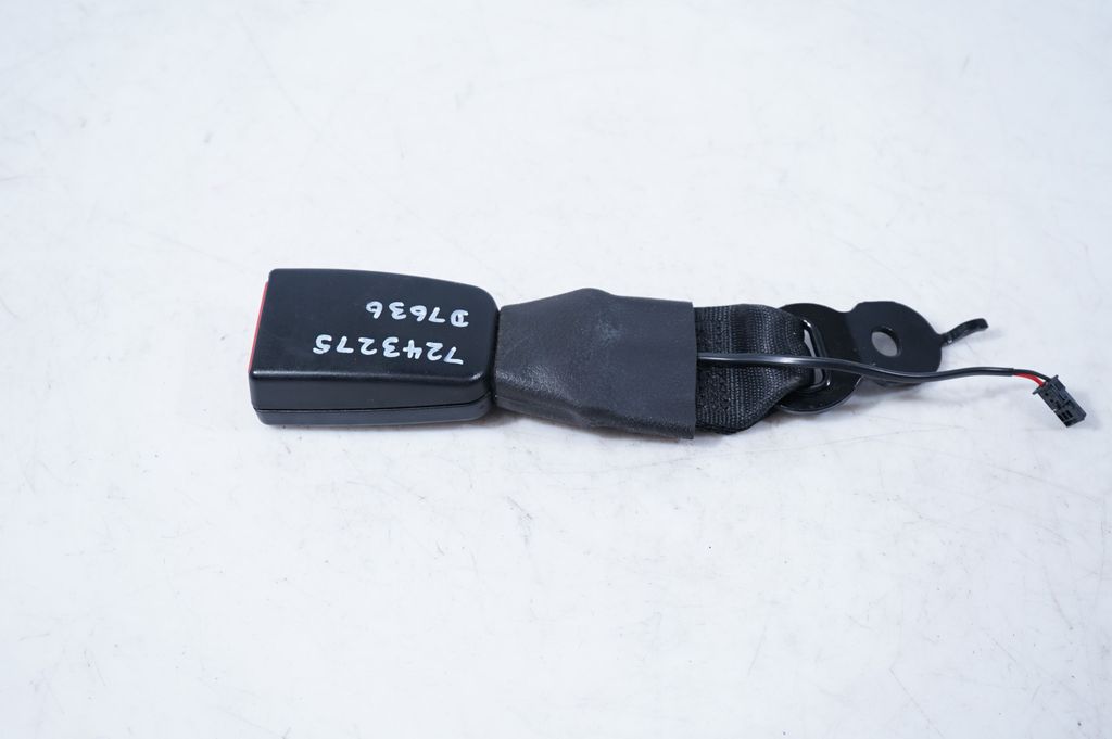 Middle seatbelt buckle (rear) (2)