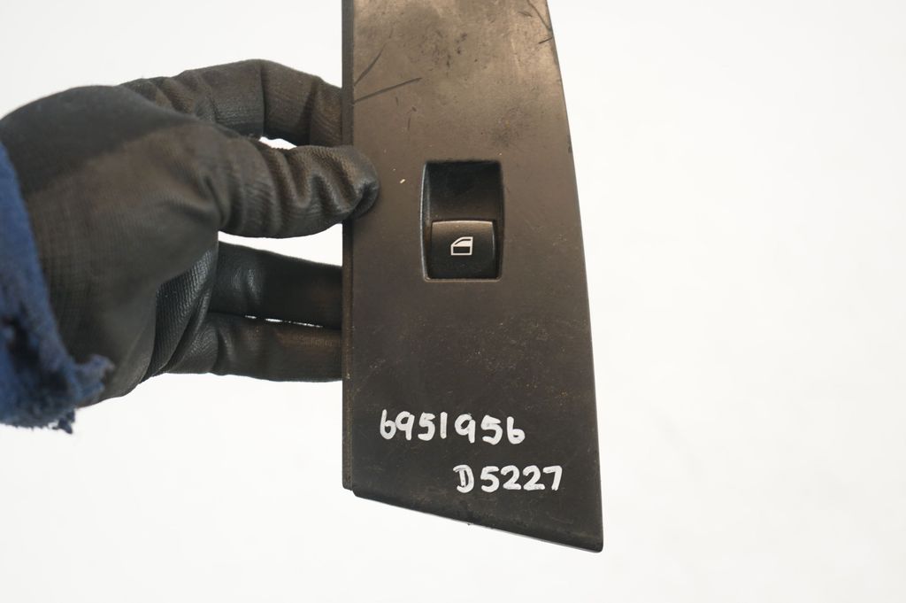 Electric window control switch (8)