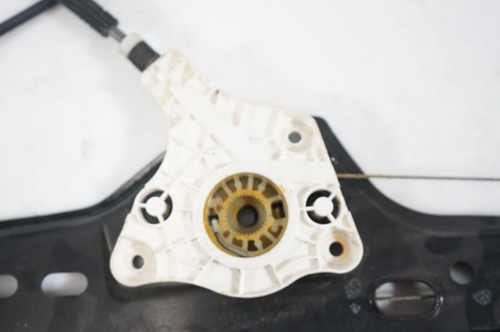 Front door window regulator with motor (8)