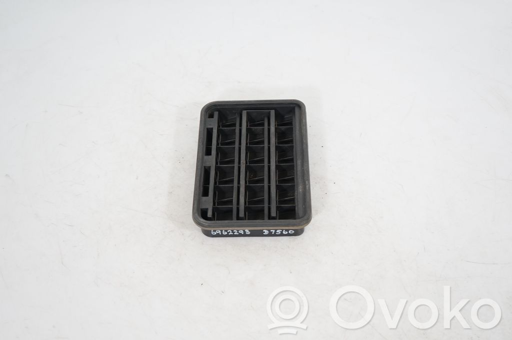 Quarter panel pressure vent (4)