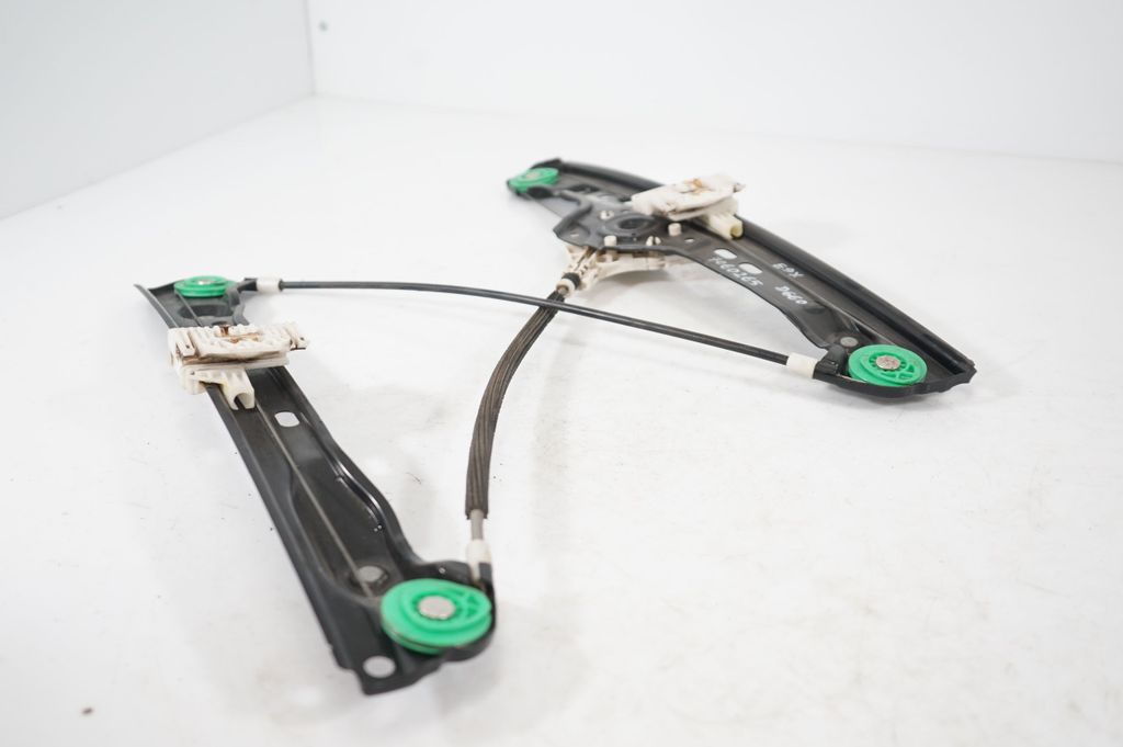 Front door window regulator with motor (8)