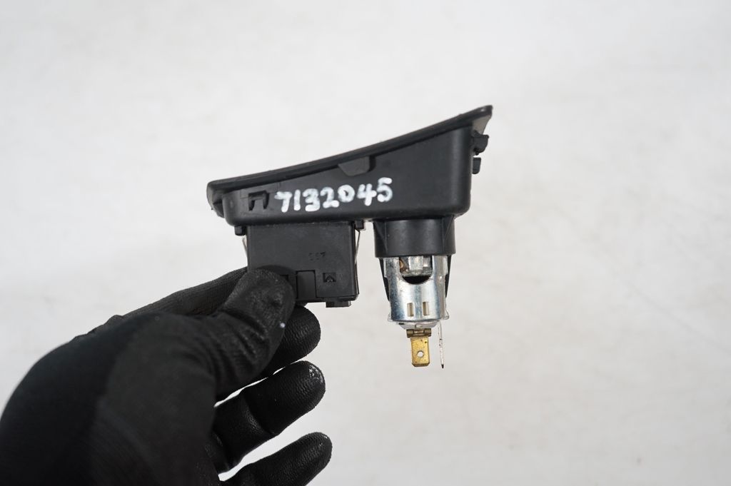 AUX in-socket connector (10)