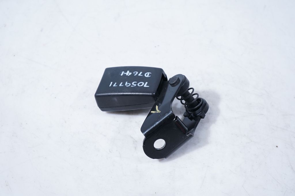 Rear seatbelt buckle (3)