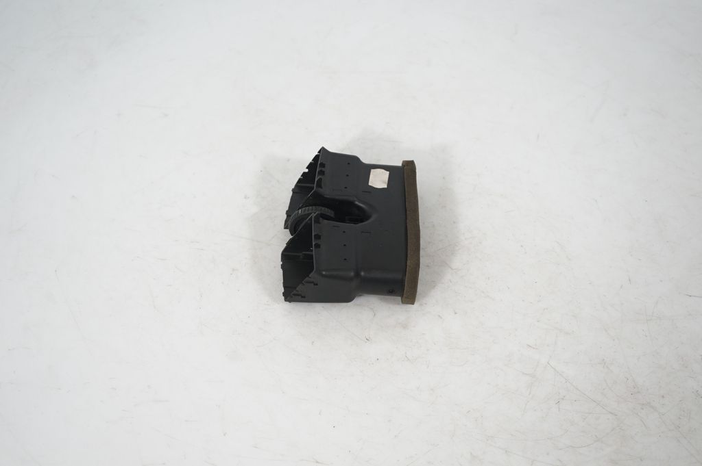 Rear air vent grill (2)