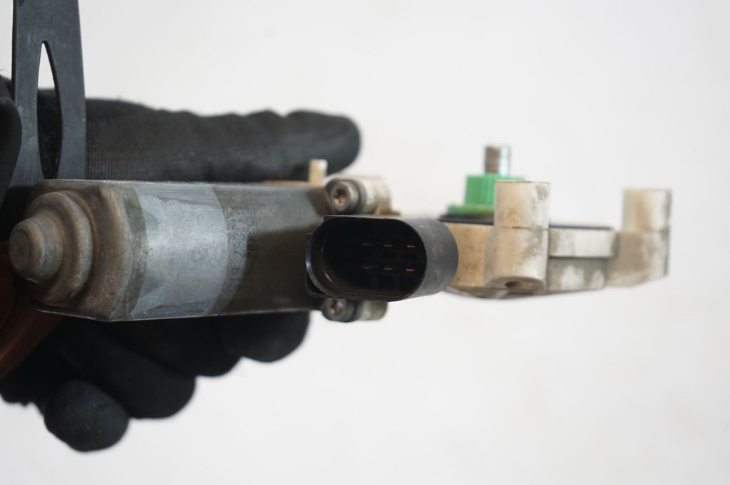 Rear door window regulator with motor (6)