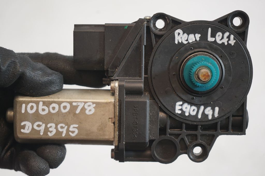 Rear door window regulator with motor (9)