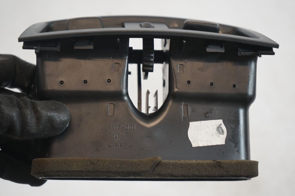 Rear air vent grill (6)