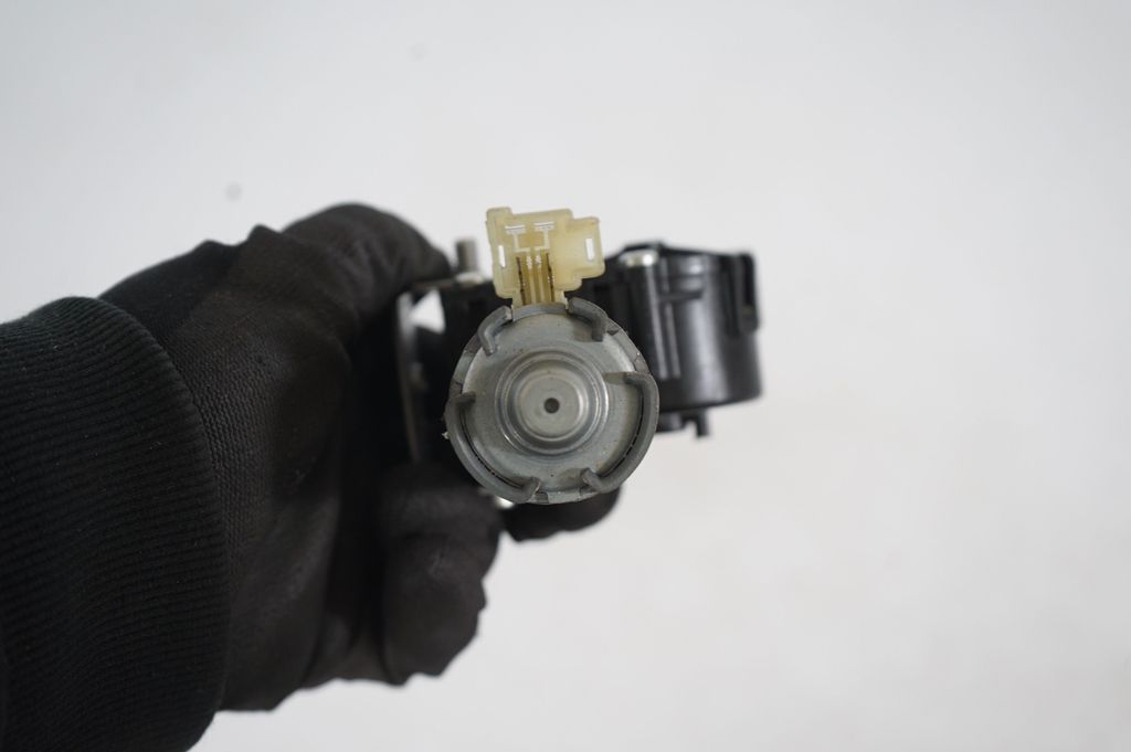 Seat adjustment motor (8)