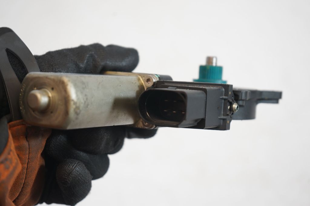 Rear door window regulator with motor (6)