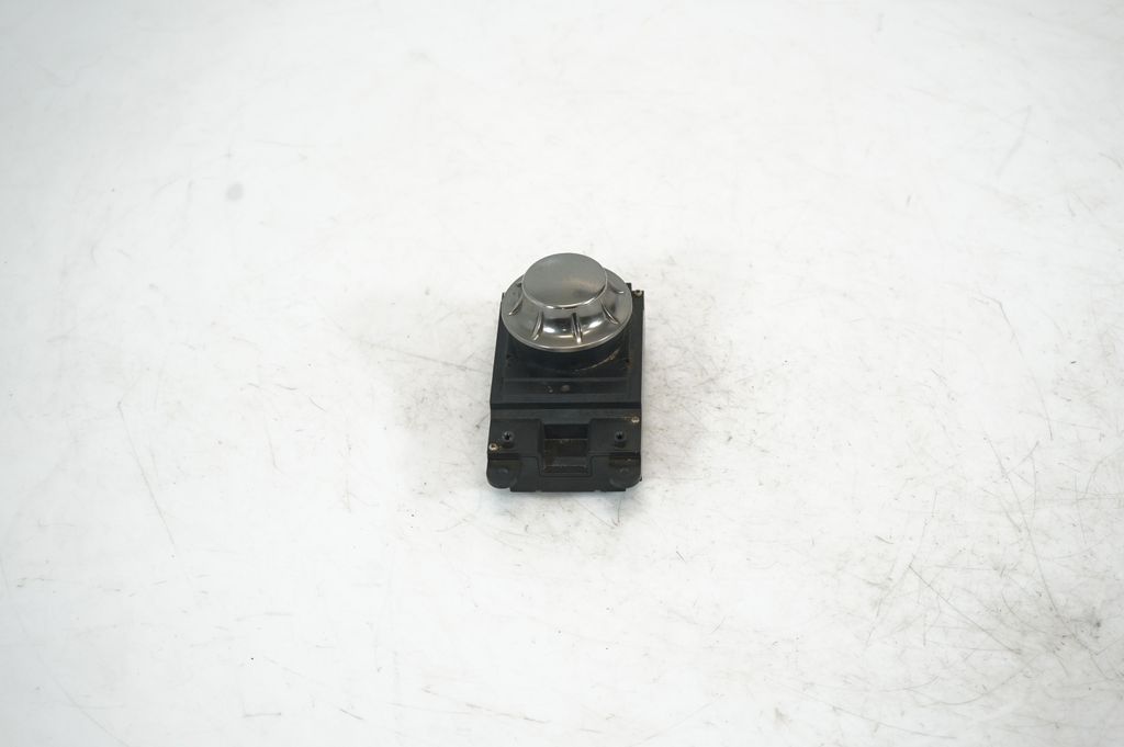 Head unit multimedia control