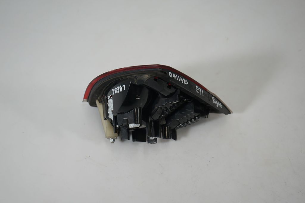 Tailgate rear/tail lights (3)