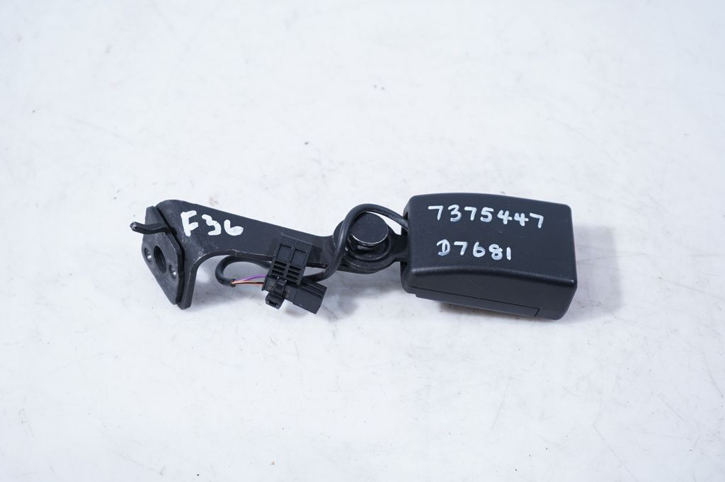Rear seatbelt buckle (6)