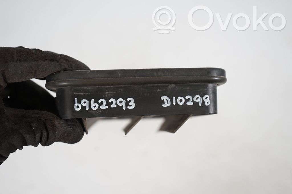 Quarter panel pressure vent (8)