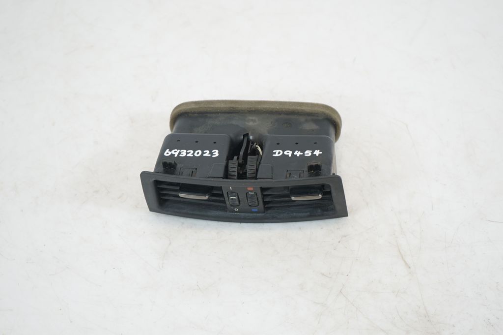 Rear air vent grill (5)