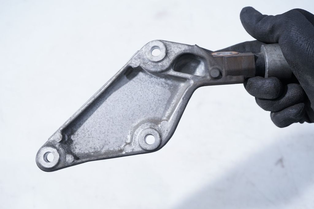 Gearbox mounting bracket (8)