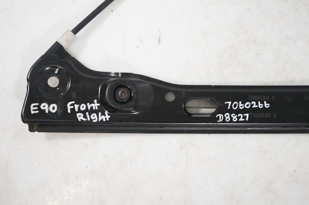 Front door window regulator with motor (9)