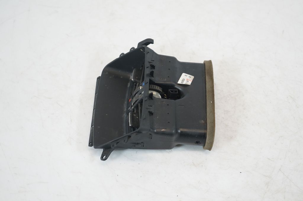 Rear air vent grill (2)