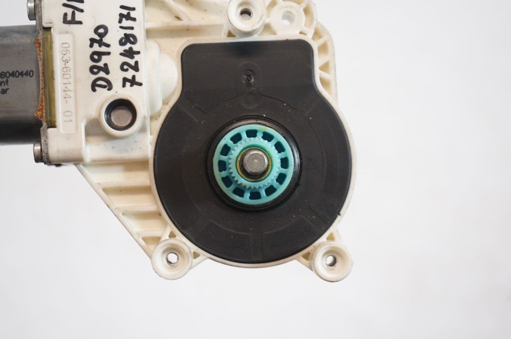 Front door window regulator with motor (7)