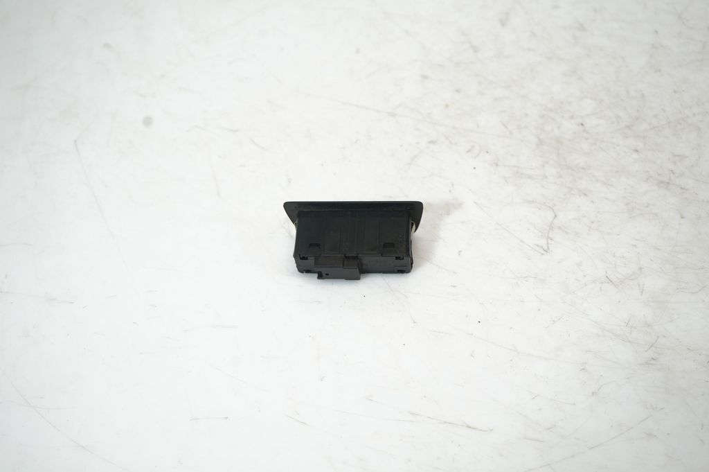 Tailgate/boot open switch button (3)