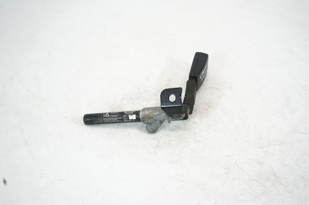 Rear seatbelt buckle (4)