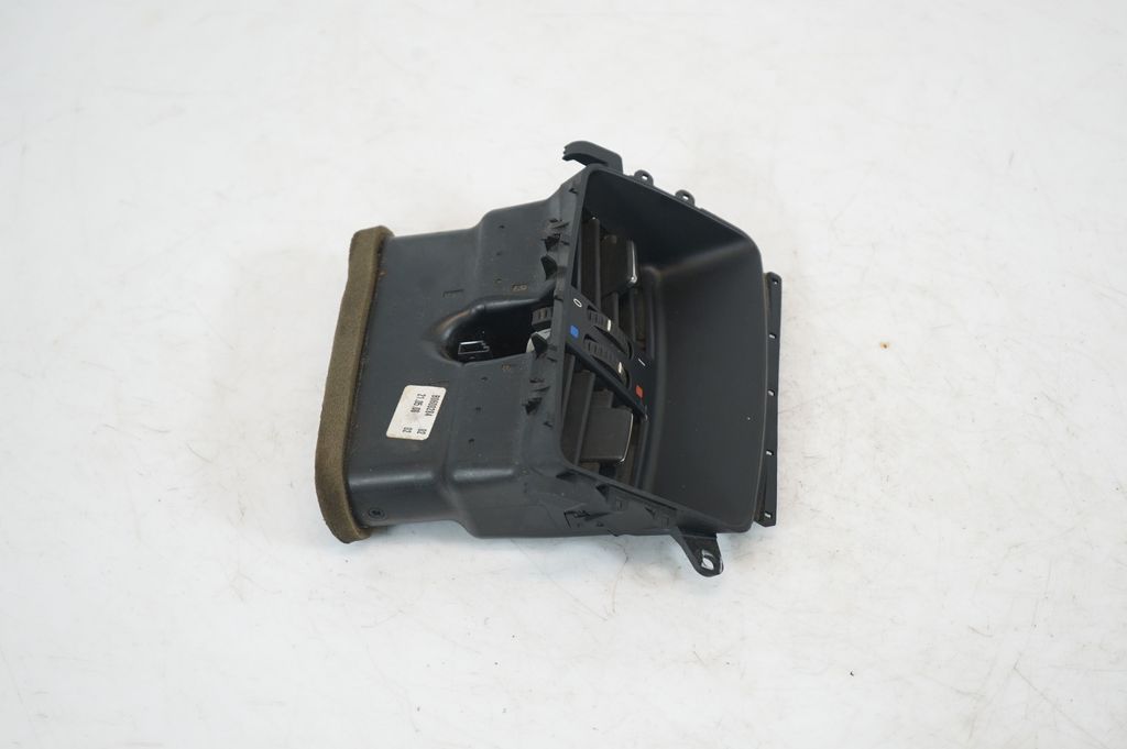 Rear air vent grill (4)