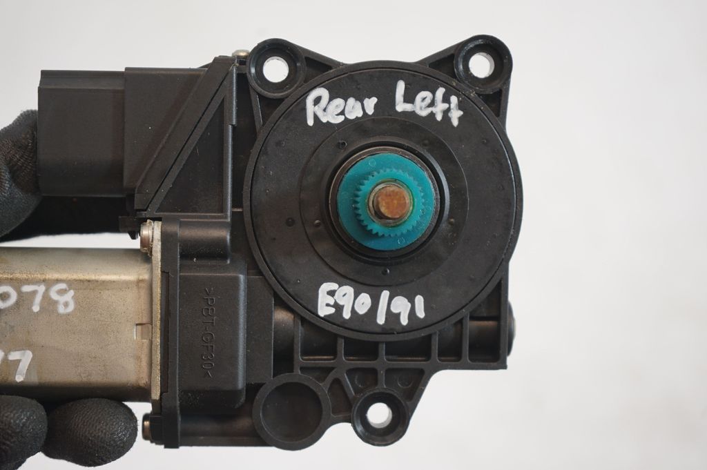 Rear door window regulator with motor (8)