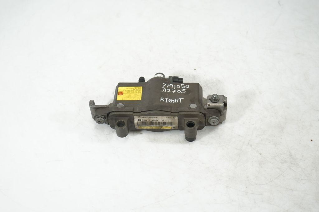 Engine bonnet/hood hinges