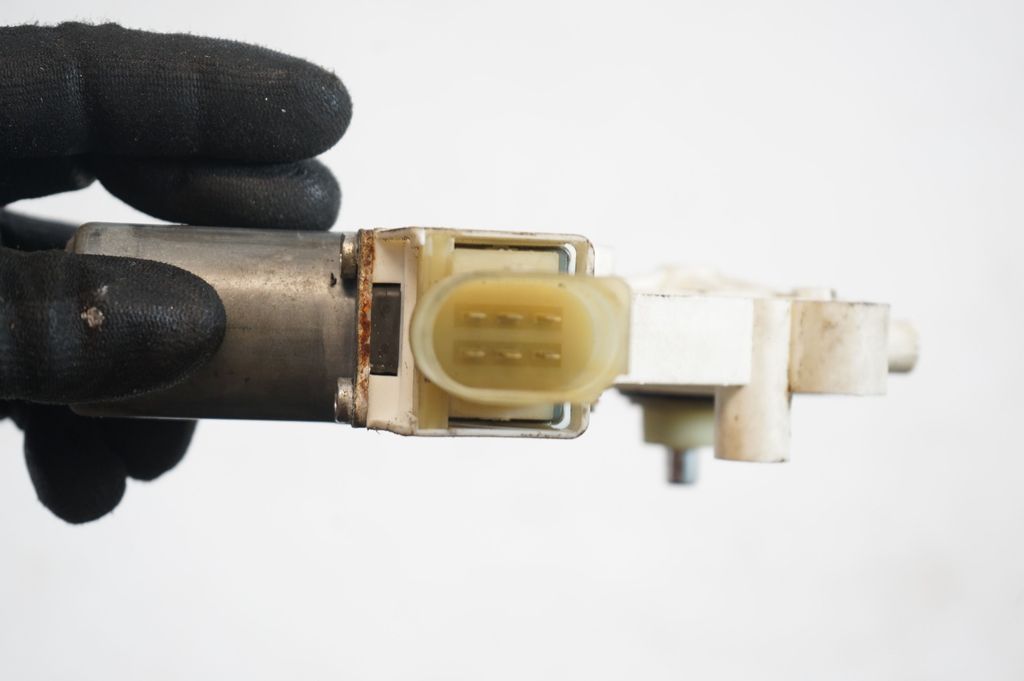 Front door window regulator motor (7)