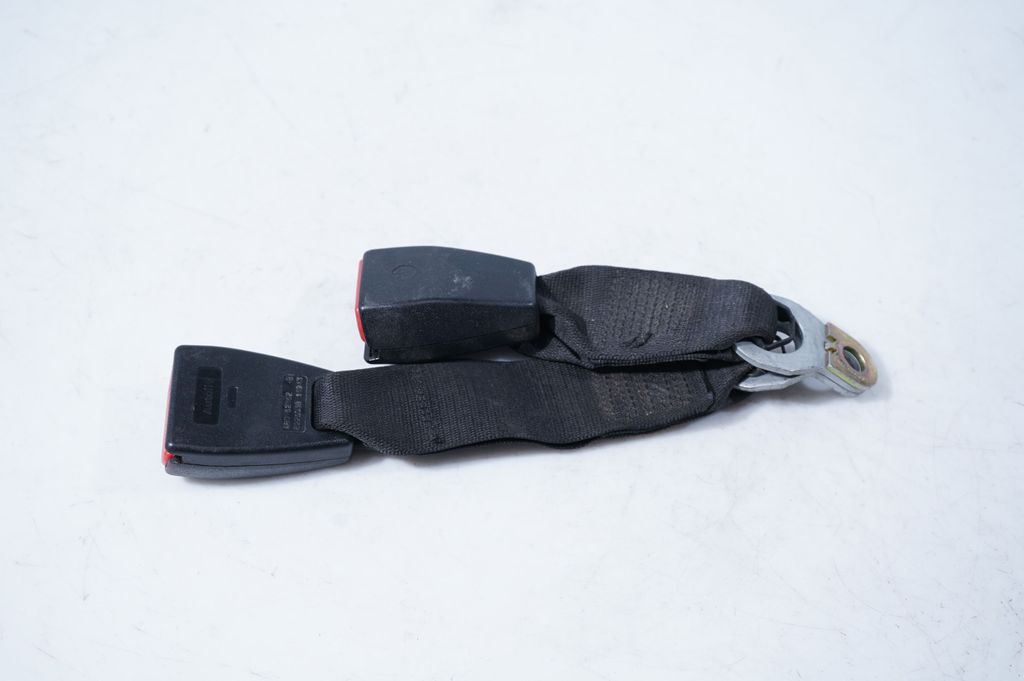 Middle seatbelt buckle (rear)