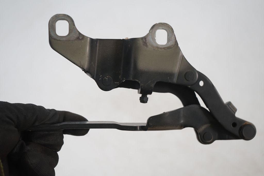 Engine bonnet/hood hinges (7)