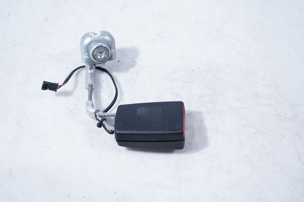 Rear seatbelt buckle (6)