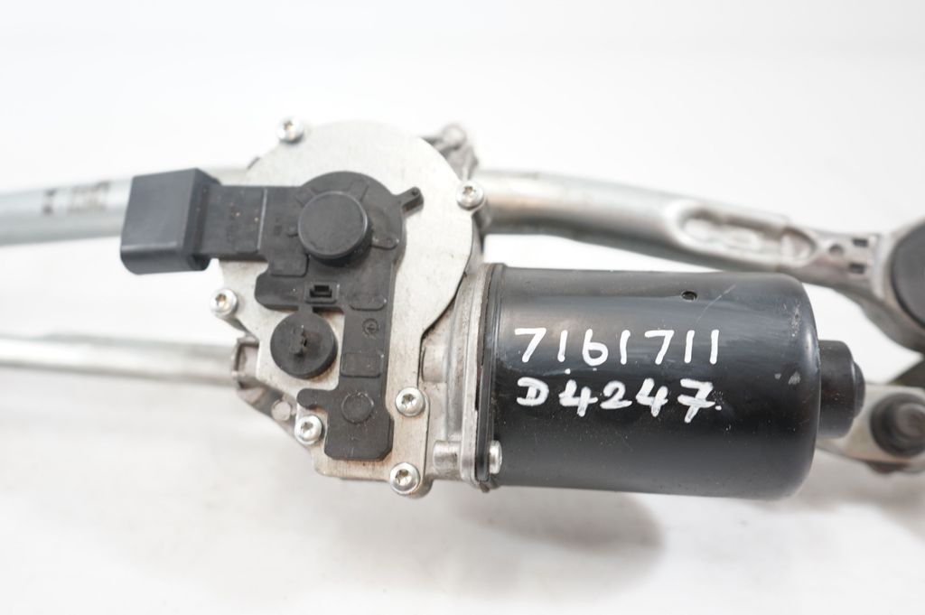 Front wiper linkage and motor (10)