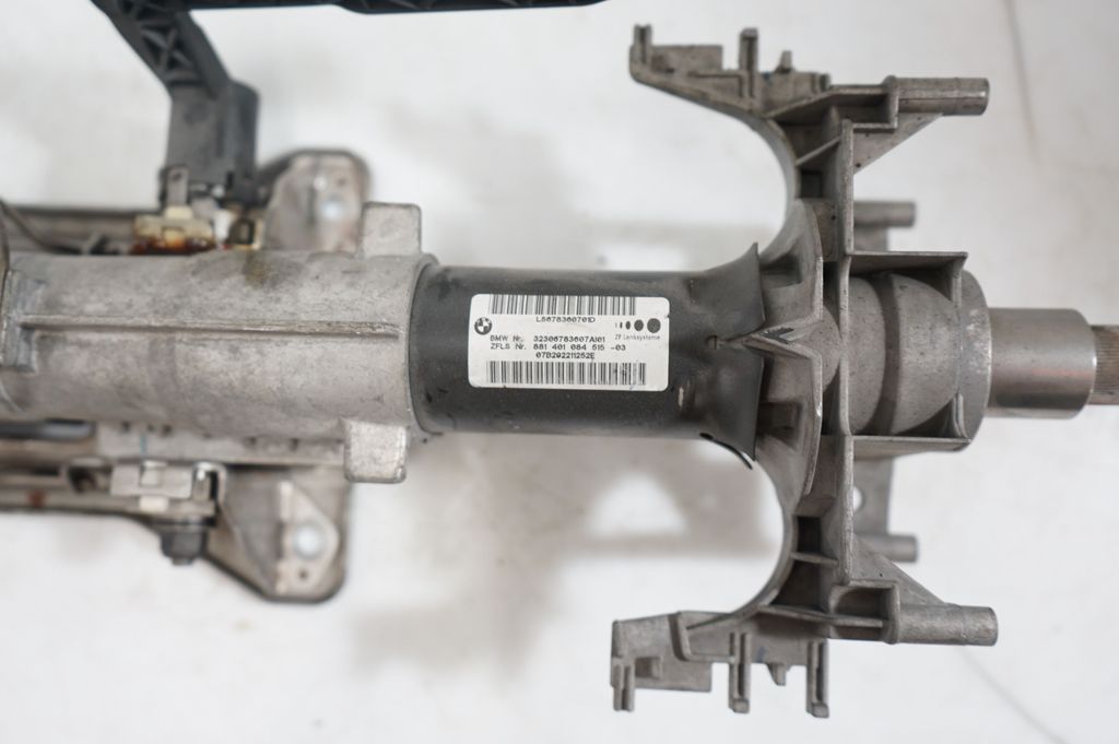 Steering wheel axle (9)