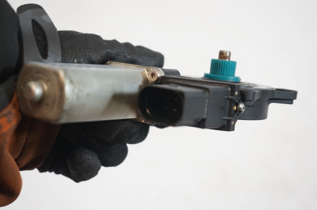 Rear door window regulator with motor (6)