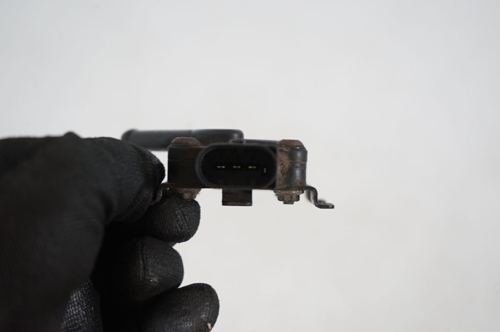 Exhaust gas pressure sensor (7)