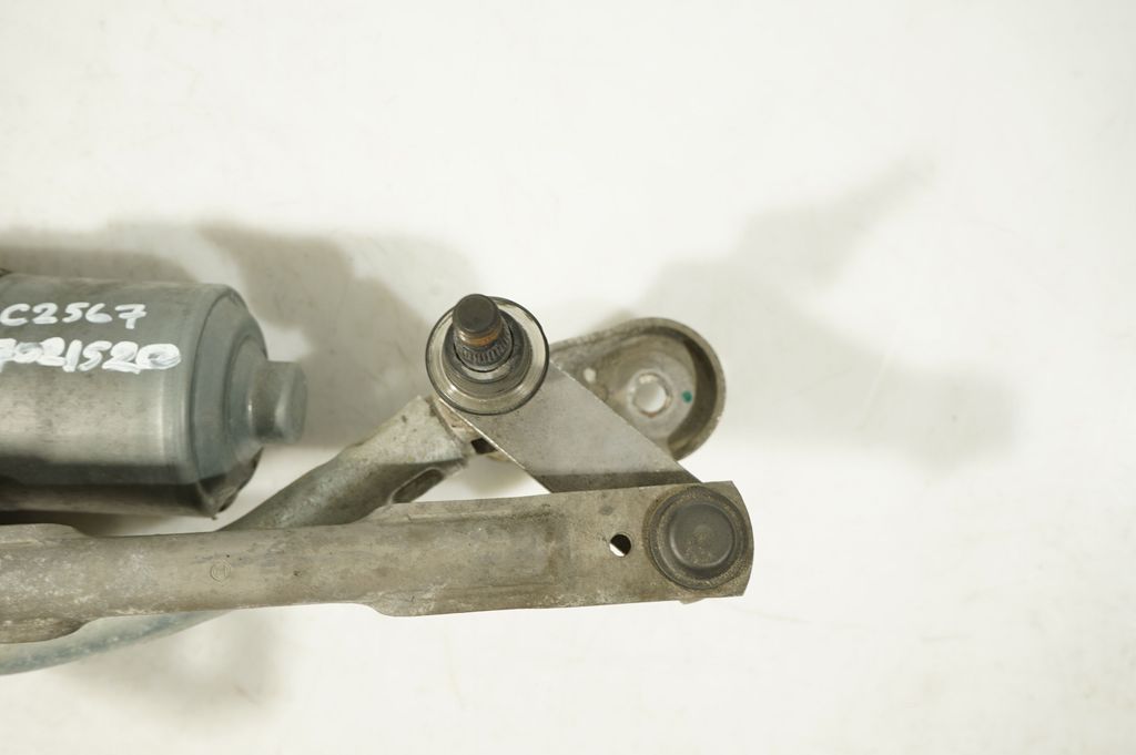 Front wiper linkage and motor (4)